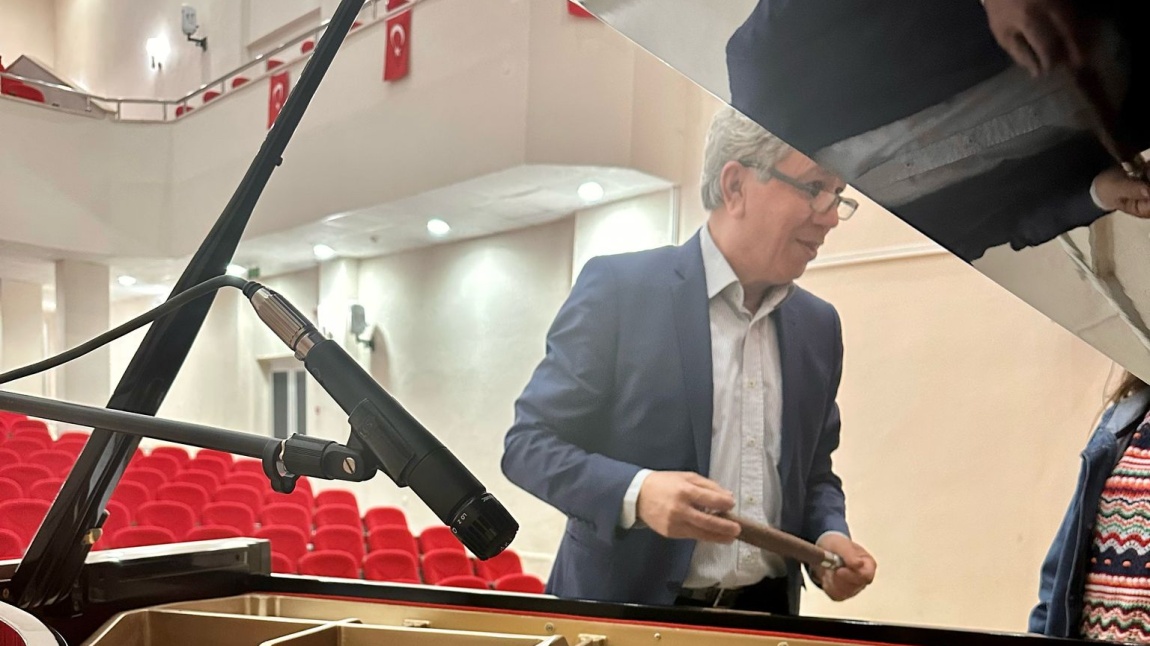 Okulumuzdaki tüm piyanolarımızın akordlarını yaptırdık.