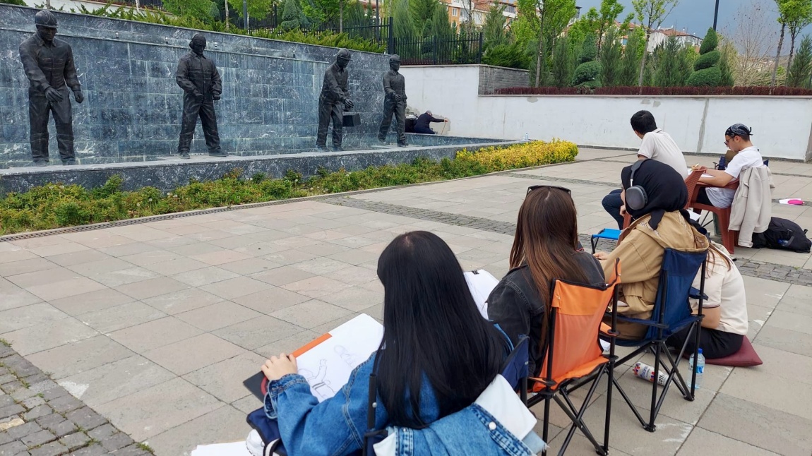 Okulumuz 11-Resim sınıfı, Desen ve İmgesel dersini Devlet Bahçeli parkında işlediler